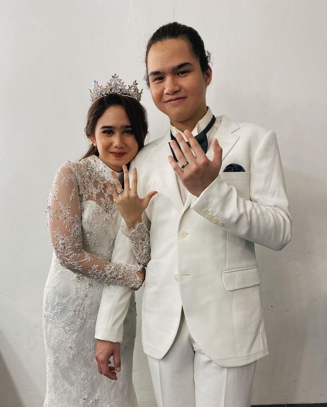 Keduanya juga memamerkan cincin yang tersemat di jari manis kiri masing-masing. Bismillah...#Alhamdulillah #NewChapter, tulis Dul Jaelani dalam Instagram miliknya. Foto: Instagram/@tissabiani, @wongsim