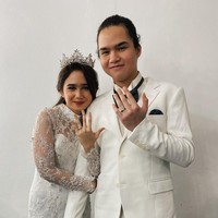 Keduanya juga memamerkan cincin yang tersemat di jari manis kiri masing-masing. Bismillah...#Alhamdulillah #NewChapter, tulis Dul Jaelani dalam Instagram miliknya. Foto: Instagram/@tissabiani, @wongsim