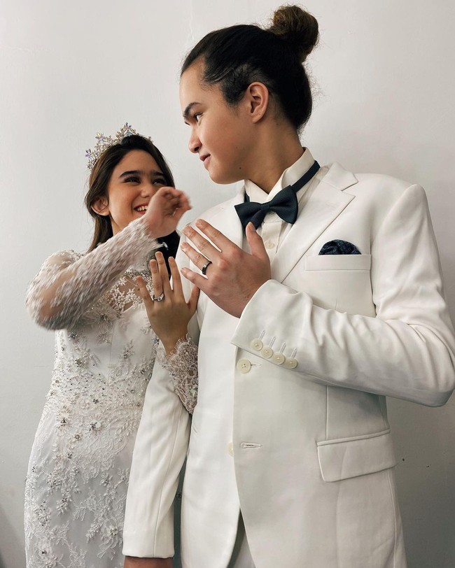Dalam sebuah foto Tissa Biani dan Dul bahkan pernah mengunggah potret mereka menggunakan busana serupa pengantin dan menunjukkan cincin. Foto: Instagram/@tissabiani, @wongsim