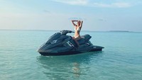 Alesya Kafelnikova saat plesiran di Maldives dan menjajal speedboat. (Instagram Alesya Kafelnikova)