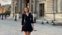 Alesya Kafelnikova berpose di depan Museum Louvre, museum seni yang disebut terbesar di dunia dan terpopuler di kalangan wisatawan dan terletak di Rive Droite Seine, Arondisemen pertama di Paris, Prancis. (Instagram Alesya Kafelnikova)