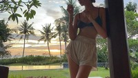 Model asal Rusia Alesya Kafelnikova memberikan keterangan lokasi Bali di foto itu. Coba tebak tepatnya di manakah itu? (Instagram Alesya Kafelnikova)