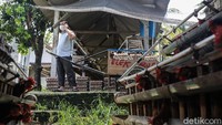 Unggul berkecimpung di dunia perunggasan setelah mengundurkan diri dari pegawai di lembaga perminyakan. Ia mulai belajar di bidang perunggasan dari nol. Saat ini, ia menikmati pekerjaanya karena, salah satunya, dekat dengan desa kelahirannya.