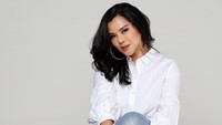 Vien Tasman adalah nenek yang begitu dekat dengan cucu-cucunya. Ibunda Rachel Vennya ini dipuji terlihat kece dan tak kalah modis dari sang anak. Foto: Instagram/vienstasman
