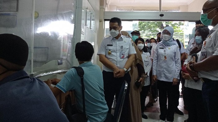Wagub DKI Jakarta Ahmad Riza Patria cek vaksinasi COVID-19 di Puskesmas Setiabudi, Jaksel