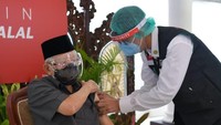 Maruf disuntik vaksin oleh Dokter Kepresidenan dari RSPAD Gatot Subroto. Usai disuntik vaksin, kondisi Wapres Maruf Amin baik dan tidak mengalami keluhan apapun.