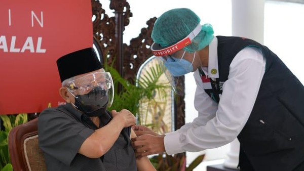 Potret Momen Wapres Maruf Amin Divaksinasi COVID-19