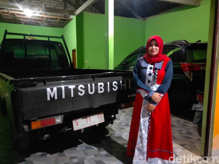 Warga Desa Sumurgeneng, Kecamatan Jenu beramai-ramai memborong mobil baru hingga videonya viral. Salah satunya Siti Nurul Hidayatin (32) yang membeli 3 mobil.