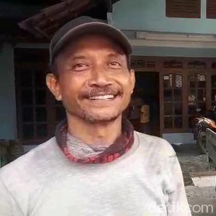 Warga Desa Sumurgeneng, Kecamatan Jenu beramai-ramai memborong mobil baru hingga videonya viral. Salah satunya Siti Nurul Hidayatin (32) yang membeli 3 mobil.