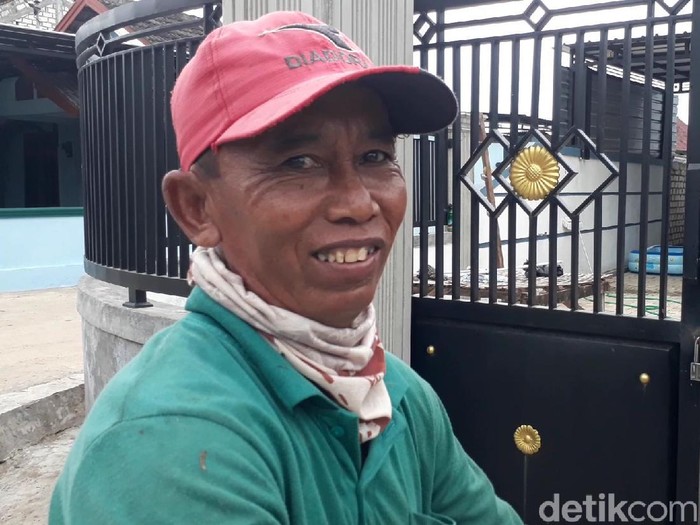 Warga Desa Sumurgeneng, Kecamatan Jenu beramai-ramai memborong mobil baru hingga videonya viral. Salah seorang warga, Matrawi (55) kini tengah belajar mengendarai mobil yang dia beli.