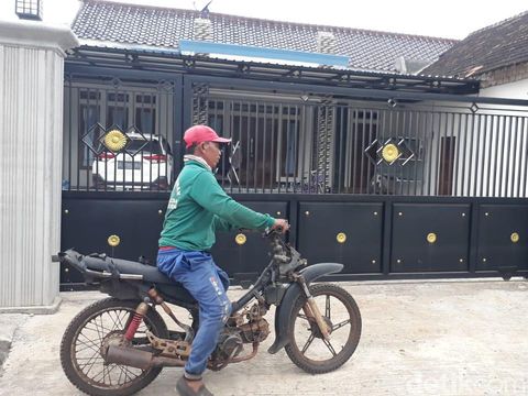 Warga Desa Sumurgeneng, Kecamatan Jenu beramai-ramai memborong mobil baru hingga videonya viral. Salah seorang warga, Matrawi (55) kini tengah belajar mengendarai mobil yang dia beli.