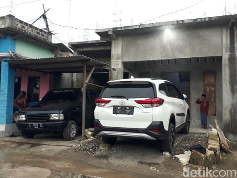 Desa Sumurgeneng di Kecamatan Jenu, Tuban kini menjadi perhatian. Sebab, video warganya beramai-ramai memborong mobil tengah viral.
