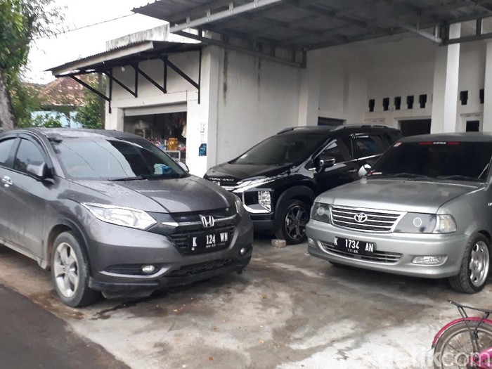 Desa Sumurgeneng di Kecamatan Jenu, Tuban kini menjadi perhatian. Sebab, video warganya beramai-ramai memborong mobil tengah viral.