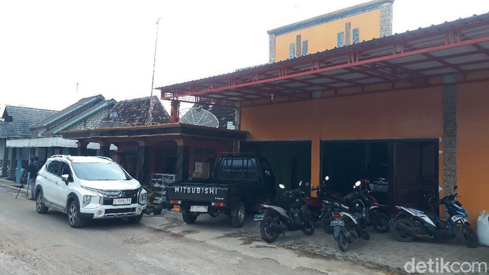 Warga Desa Sumurgeneng, Kecamatan Jenu beramai-ramai memborong mobil baru hingga videonya viral. Salah satunya Siti Nurul Hidayatin (32) yang membeli 3 mobil.