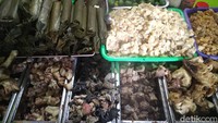 Bukan hanya bisa melahap bakso urat atau bakso telur, di sini ada bakso jagung, bakao jamur, bakso mercon, bakso sumsum hingga bakso nano-nano. Pelengkapnya yang tak kalah mantul yakni ada bagian iga sapi, tulang kaki, kuping sapi, ekor, babat hingga potongan cingur alias hidung sapi.Foto: detikFood/Devi S. Lestari