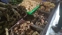 Kalau mau makan bakso di sini siap-siap antre. Pembelinya membludak sejak kedai baru buka. Usahakan untuk datang lebih awal agar bisa puas memilih varian bakso dan isiannya. Foto: detikFood/Devi S. Lestari
