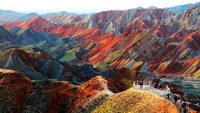 Lalu ada pegunungan di China yang penuh warna. Ini merupakan Gunung Zhangye Danxia yang terletak di daerah Gansu, China. Percampuran pasir merah dan mineral yang terbentuk sejak 24 juta tahun yang lalu membuat pegunungan ini berwarna-warni seperti pelangi. Istimewa/boredpanda