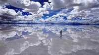 Foto dataran tinggi kandungan garam di Bolivia ini sering kali dianggap editan. Padahal foto ini adalah dataran garam terluas di dunia, Salar de Uyuni. alerian Walawski/boredpanda