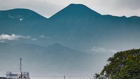 Nah yang terbaru ini pasti sudah pada tahu dong. Foto Gunung Gede-Pangrango ini juga tengah ramai diperbincangkan karena dianggap editan. Padahal asli lho. Istimewa/Instagram/wibisono.ari