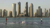 Petenis profesional asal Spanyol, Rafael Nadal dan Roger Federer, bermain tenis di lapangan air. Foto ini sempat dianggap editan, namun terbukti nyata. Lapangan tersebut merupakan lapangan tenis yang terapung di Doha, Qatar. Istimewa