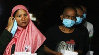 Sejumlah Pekerja Migran Indonesia (PMI) berbaris untuk menjalani pendataan setibanya di Dinas Sosial Provinsi Kalbar di Pontianak, Kalimantan Barat, Rabu (17/2/2021) malam.