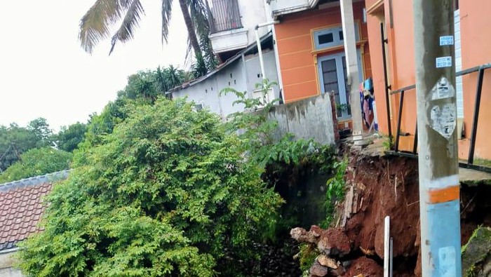 2 Rumah warga di Depok terancam bahaya akibat tanah longsor