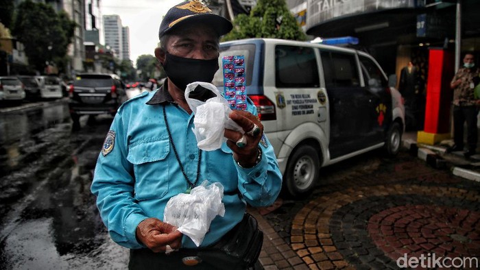 Mobil tim medis berkeliling kawasan Jakarta untuk berikan layanan kesehatan bagi para juru parkir di Ibu Kota. Layanan kesehatan itu tanpa biaya alias gratis.