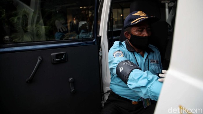 Mobil tim medis berkeliling kawasan Jakarta untuk berikan layanan kesehatan bagi para juru parkir di Ibu Kota. Layanan kesehatan itu tanpa biaya alias gratis.