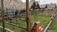 Jarak Agro Edu Wisata Garuda Mupuk sekitar 40 menit dari pusat perkotaan Ciamis bisa menggunakan kendaraan roda dua atau roda empat.