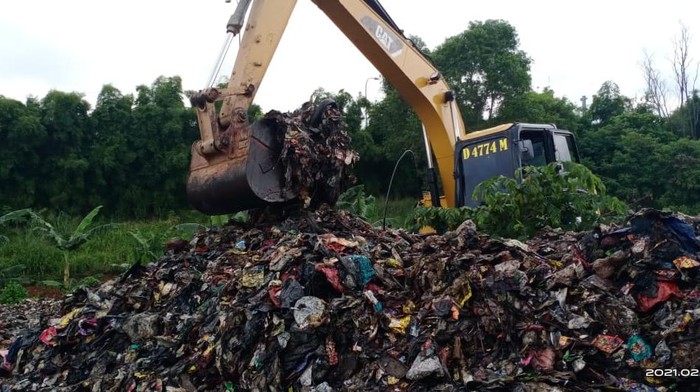 Alat berat mulai disiagakan di lokasi tumpukan sampah selapangan bola di Kota Bekasi