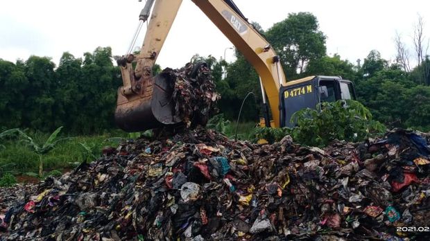 Alat berat mulai disiagakan di lokasi tumpukan sampah selapangan bola di Kota Bekasi