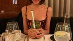 Mewahnya Gaya Alesya Kafelnikova saat Ngopi di Paris