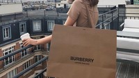 Tak kalah mewah, gaya ngopinya ini berhasil mencuri perhatian. Sambil menenteng brand fashion ternama dan berpose berlatar belakangkan menara Eiffel. Foto: Instagram @kafelnikova_a