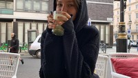 Momen kulinernya ini, Alesya Kafelnikova tampak asyik menikmati matcha latte. Sementara itu, sepiring makanannya sudah habis dilahap. Foto: Instagram @kafelnikova_a