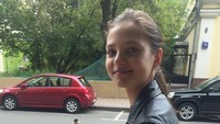 Tampak terburu-buru, Alesya Kafelnikova memilih makan sambil jalan. Tak lupa juga ia mengabadikan momen sambil memegang makanannya. Foto: Instagram @kafelnikova_a