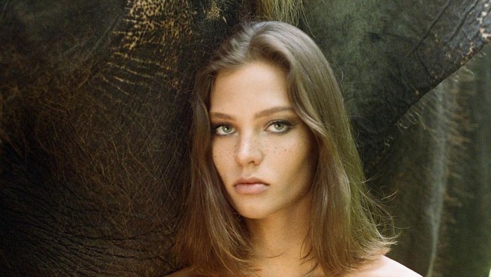 Alesya Kafelnikova berpose di depan gajah Sumatera