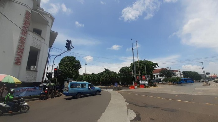 Angkutan umum di Kawasan LEZ Kota Tua Jakarta..