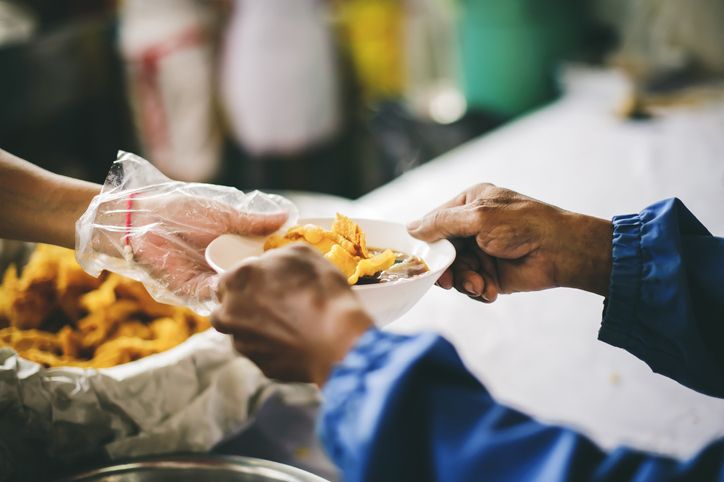 Inspiratif! Office Boy Rutin Bagikan Makanan Gratis untuk Tunawisma