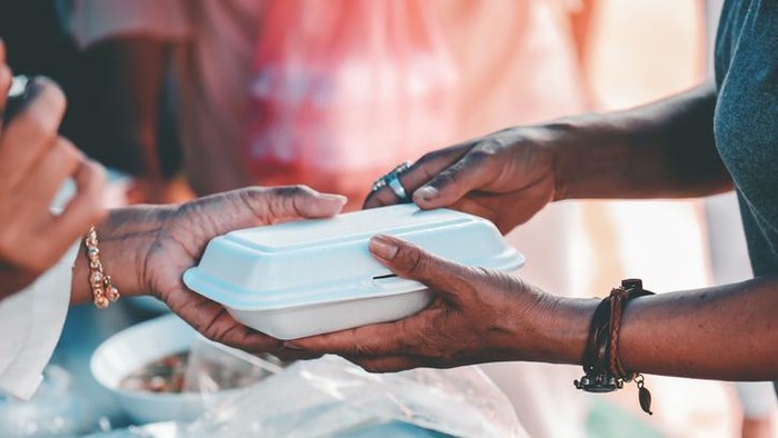 Inspiratif! Office Boy Rutin Bagikan Makanan Gratis untuk Tunawisma