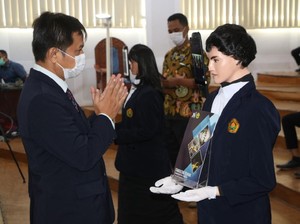 Cegah Penularan COVID-19, Peserta Yudisium Kampus Unej Diwakili Robot