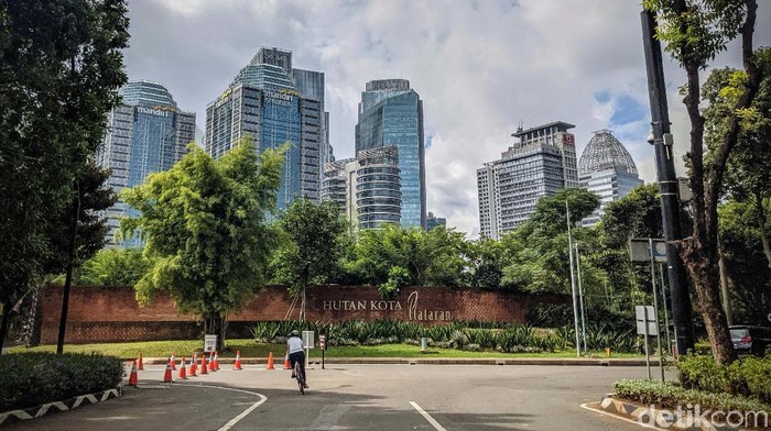 Dalam beberapa hari lalu, Jakarta selalu diguyur hujan, namun hari ini cuaca Jakarta terpantau cerah berawan. Yuk kita nikmati.