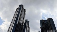 Tidak ada mendung yang menghalangi gedung-gedung pencakar langit.