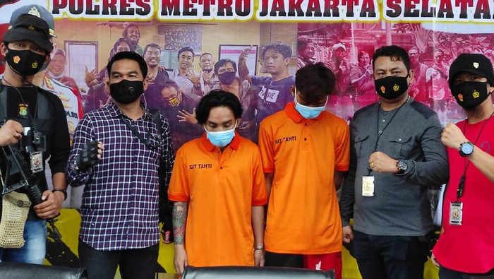 Dua pelaku jambret di Tebet yang sempat digagalkan remaja, diamankan polisi.