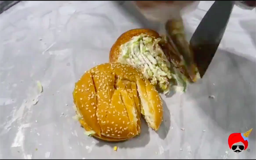 Duh! Es Krim Roll di Pakistan Ini Dibuat dari Burger Ayam McD