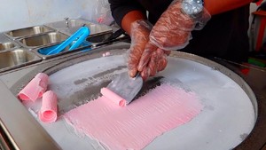 Kesegaran Bulan Ramadan, Cobain Es Krim Roll di Kaliurang