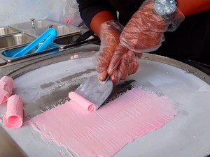 Kesegaran Bulan Ramadan, Cobain Es Krim Roll di Kaliurang