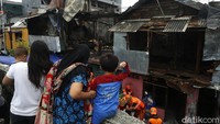Kebakaran yang menghanguskan puluhan rumah itu diakibatkan dari korsleting listrik di salah satu rumah warga.