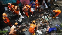 Kini warga mulai membersihkan puing-puing rumah yang terbakar dengan dibantu oleh petugas PPSU, Kamis (12/02/2021).