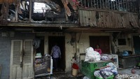 Sebanyak 160 orang terdampak kebakaran ini dengan 102 orang di antaranya mengungsi di Musholla Al Mukmin, Jalan Kalianyar X.