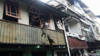 Warga membersihkan puing-puing dari lantai dua rumahnya yang terbakar.